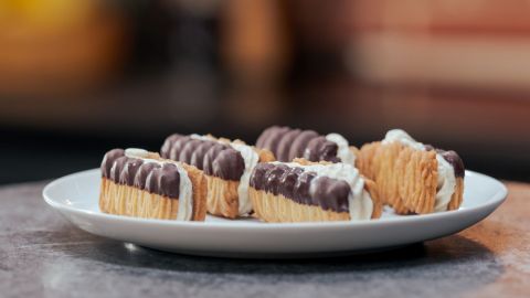 Viennese shortbread with vanilla ice cream