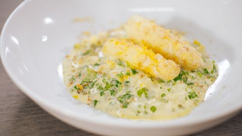 Hollandaise sauce - White asparagus with peas