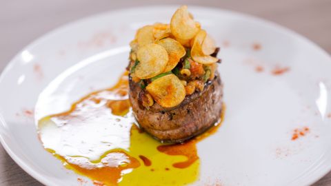 Jus de boeuf - Chateaubriand with tomatoes and a shower of salted chips