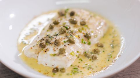 Sauce beurre blanc - Sea bass topped with white butter, mounted with herbs